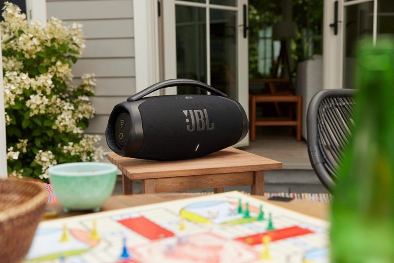 220722_jbl_aw_shot_03_exterior_boombox3wifi_1299_x1_1-800x534-1